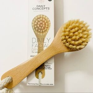NWT DAILY CONCEPTS Facial Dry Brush